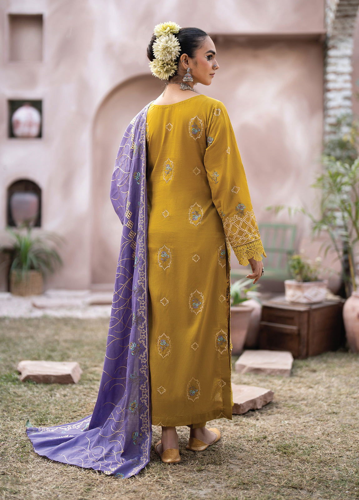 Anaya Hoor Festive Signature Embroidered Lawn 3pcs - Jotey